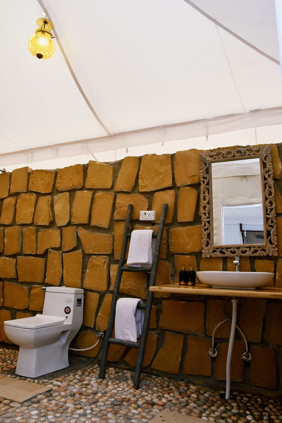 Shower, free toiletries, towels