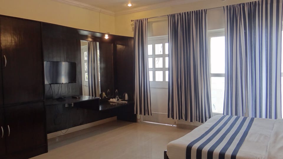 Deluxe Room | Laptop workspace, free WiFi, bed sheets
