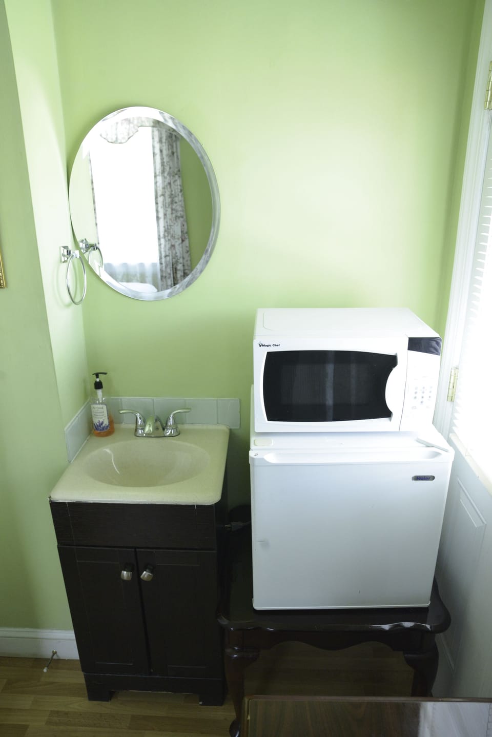 Single Room, 1 King Bed (Trezila) | Mini-refrigerator