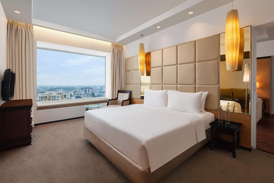 Deluxe Suite | Egyptian cotton sheets, premium bedding, memory foam beds, minibar