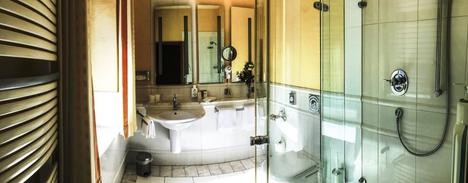 Deluxe Single Room, 1 Double Bed, Non Smoking | Bathroom | Deep soaking tub, free toiletries, hair dryer, towels