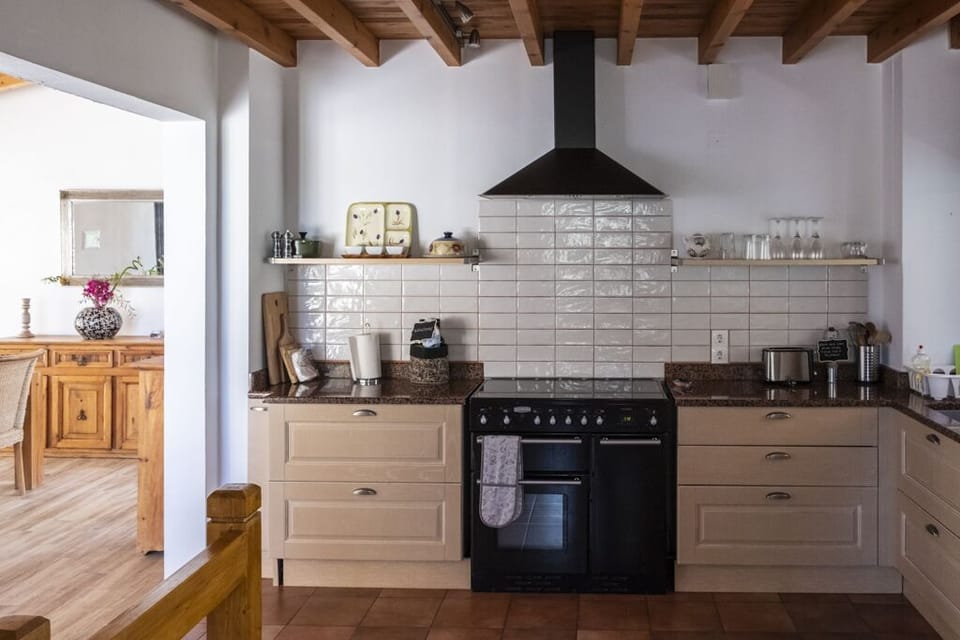 Fully fitted kitchen 