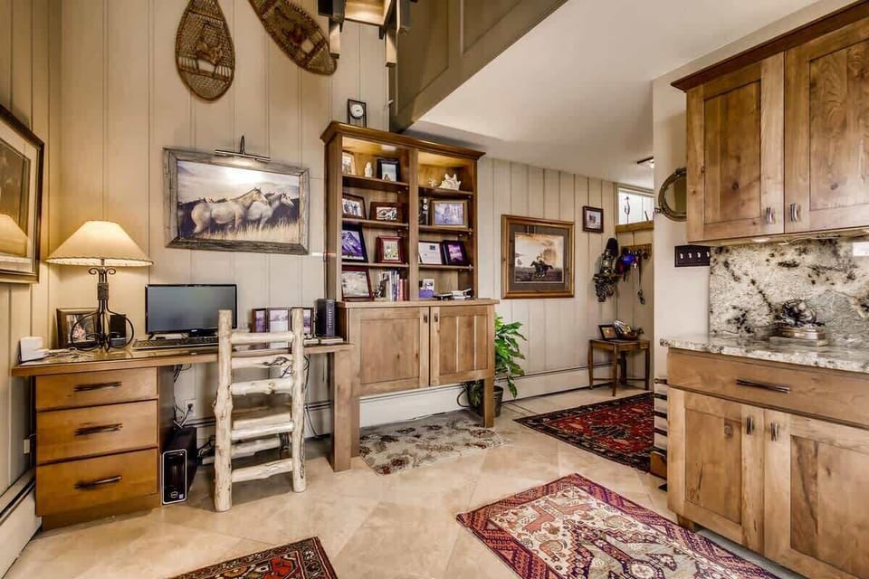 Foyer with Desk
