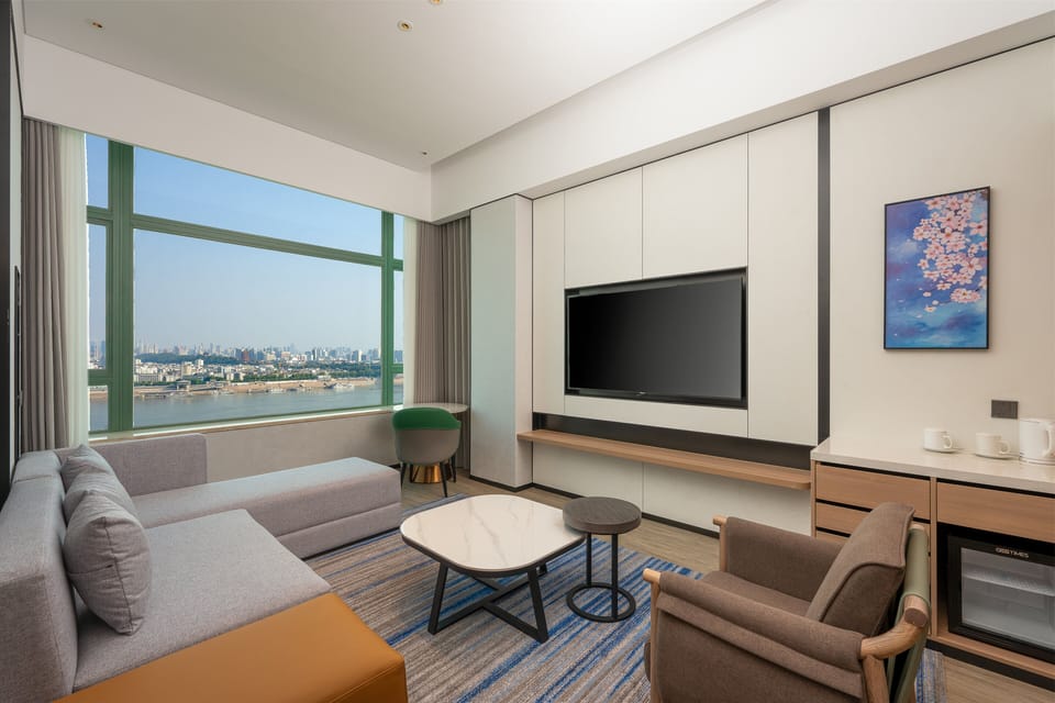 1 King 1 Bdrm Suite River view Top Floor | Down comforters, minibar (some free items), in-room safe