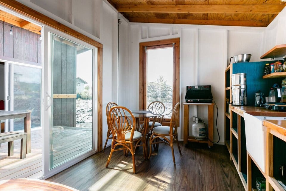 Cozy Dining Area seats 4