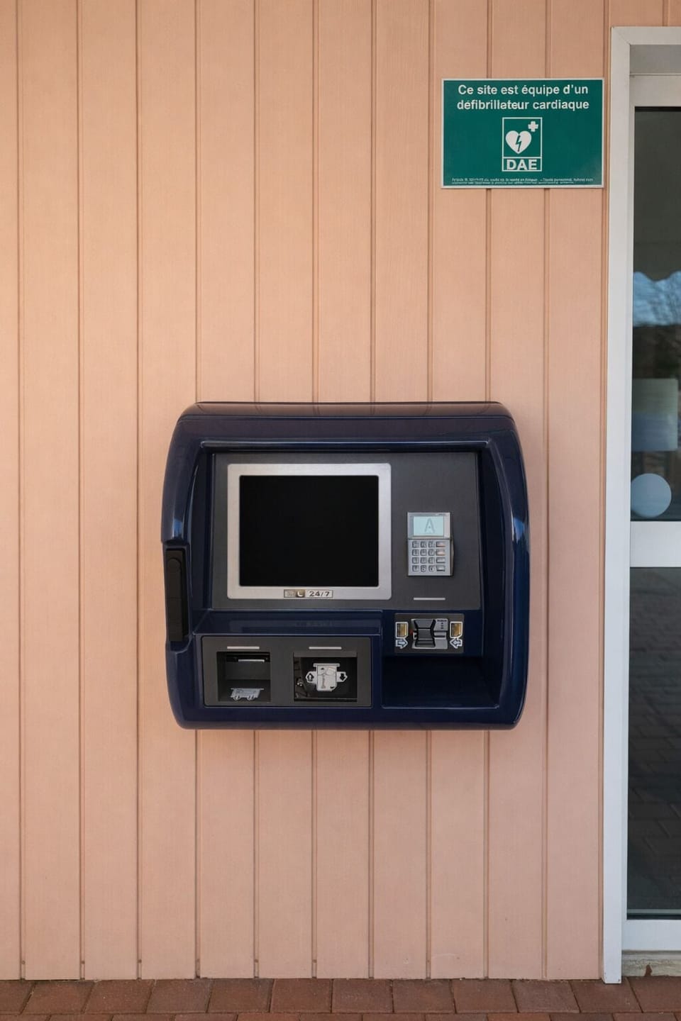 Check-in/check-out kiosk