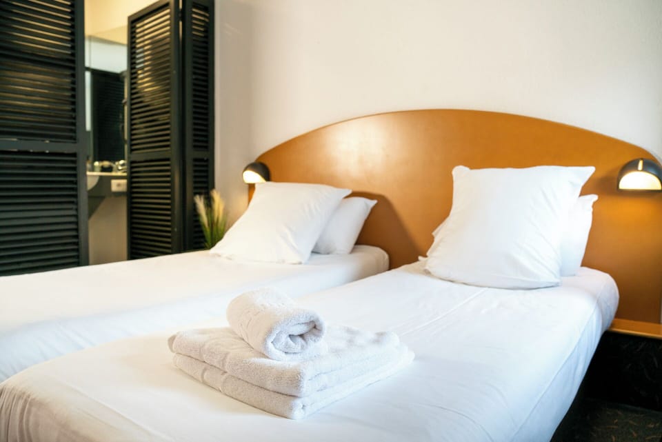 Standard Twin Room | Select Comfort beds, desk, soundproofing, iron/ironing board