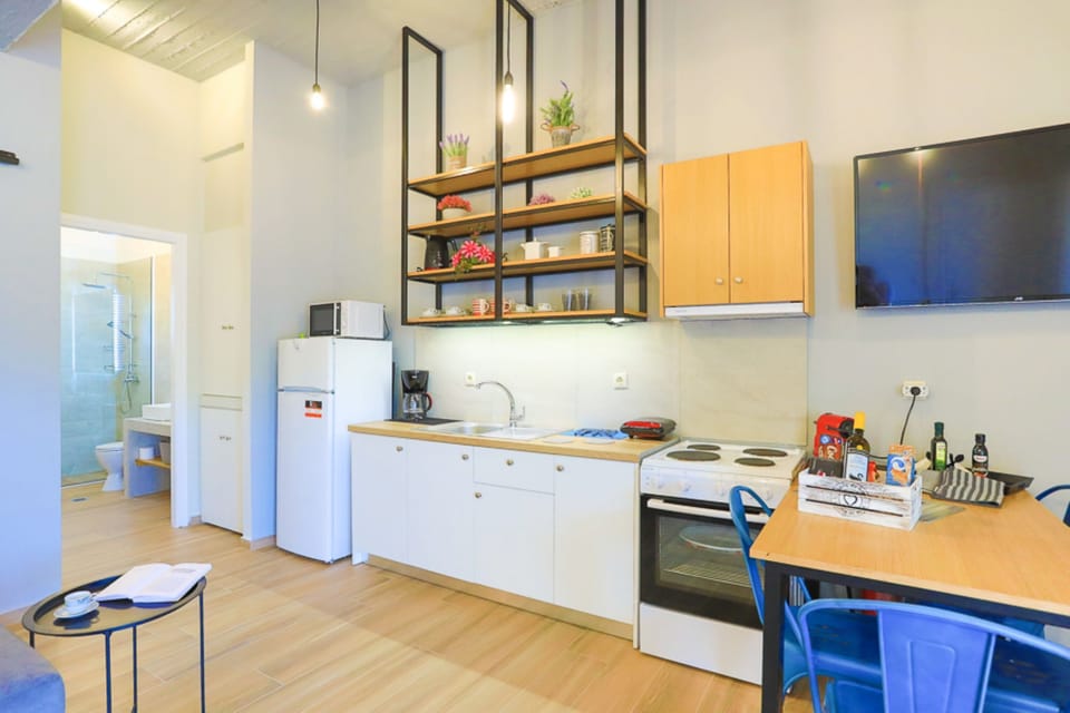 Fully equipped kitchen and dining table