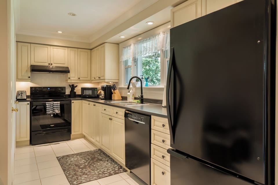 Best-equipped kitchen ever (see reviews!) with full pantry and washer/dryer.