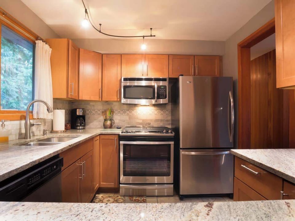 Gas Range, Dishwasher and roomy Fridge