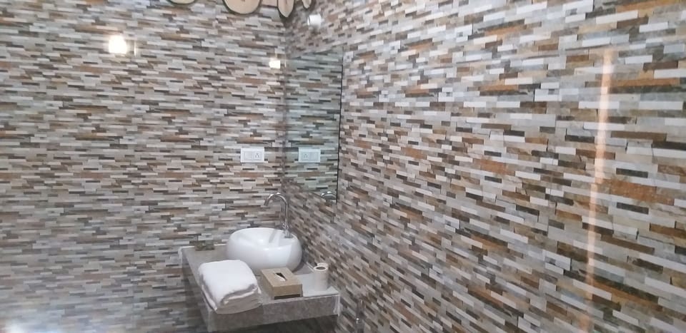 Luxury Tent | Bathroom | Shower, rainfall showerhead, free toiletries, bathrobes