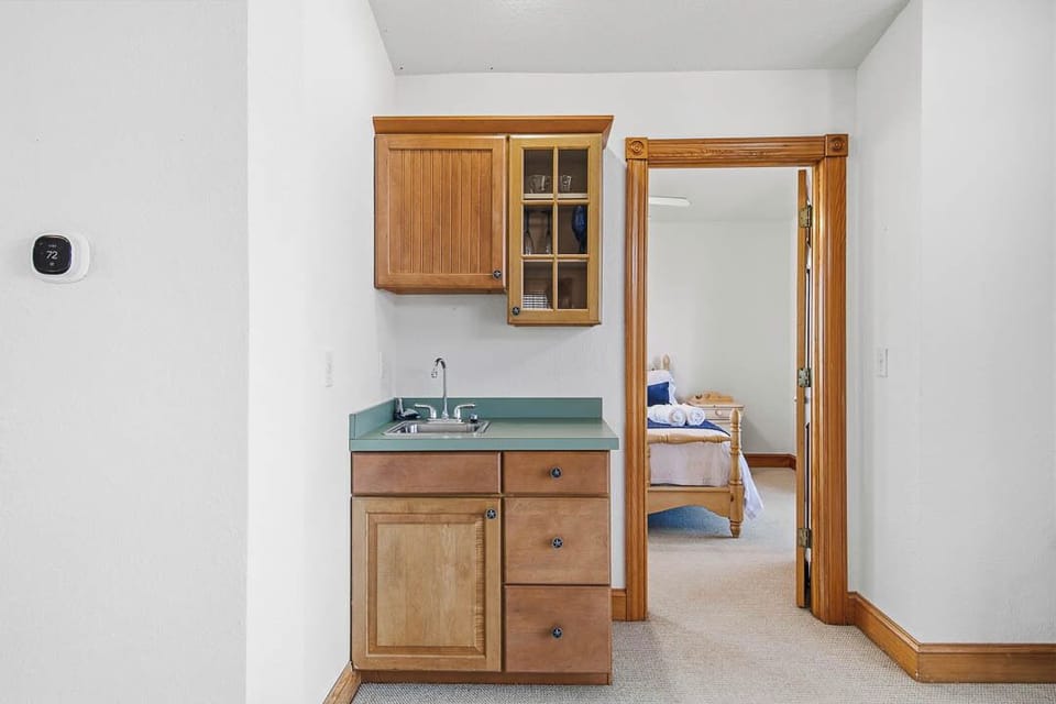 Top-Level Wet Bar