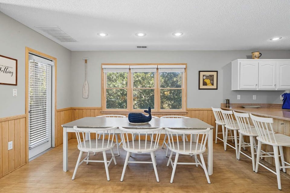 Top-Level Dining Room with Table (seats 6)