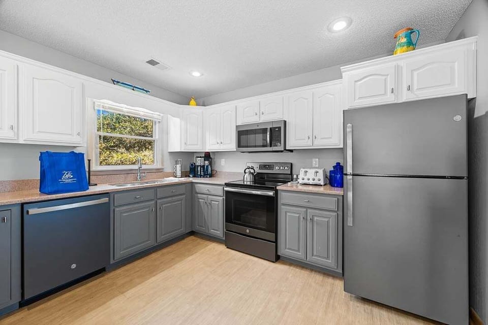 Top-Level Kitchen with Bar (seats 4)