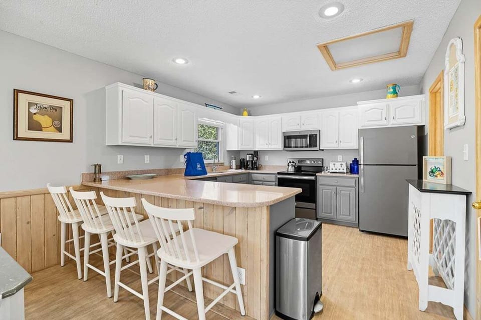 Top-Level Kitchen with Bar (seats 4)