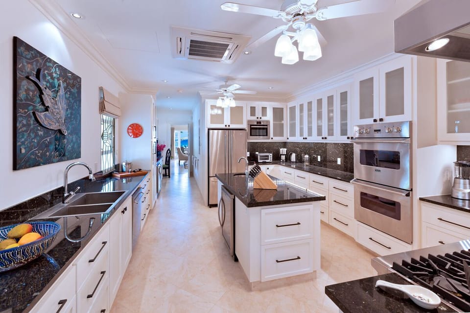 Still Fathoms - Modern well-equipped kitchen