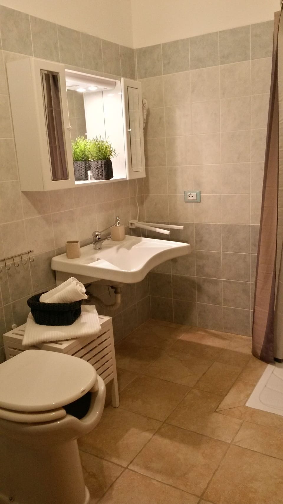 Double Room, Balcony (3) | Bathroom | Shower, hair dryer, bidet, towels