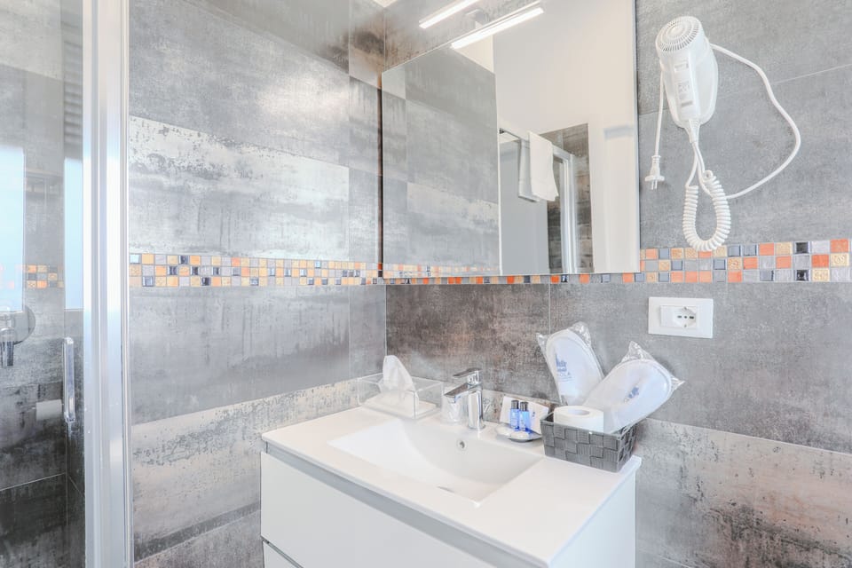 Double Room, Balcony (CAMERA 2) | Bathroom | Shower, rainfall showerhead, free toiletries, hair dryer