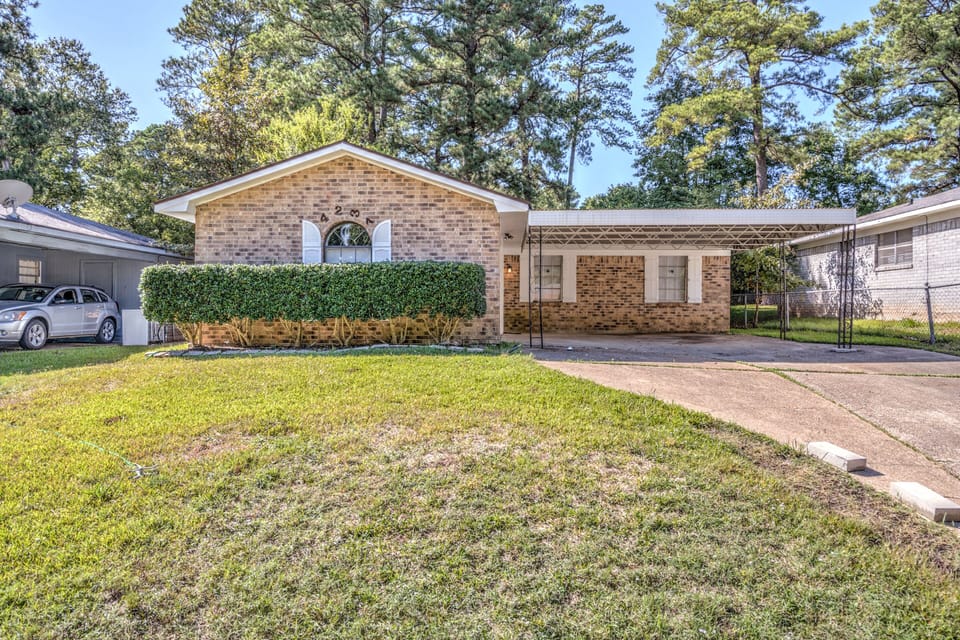 Front Yard but there is no Carport 