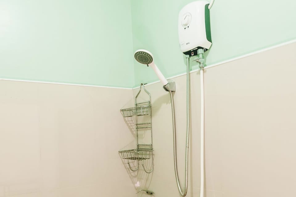 Deluxe Double Room, Balcony | Bathroom | Shower, rainfall showerhead, free toiletries, towels