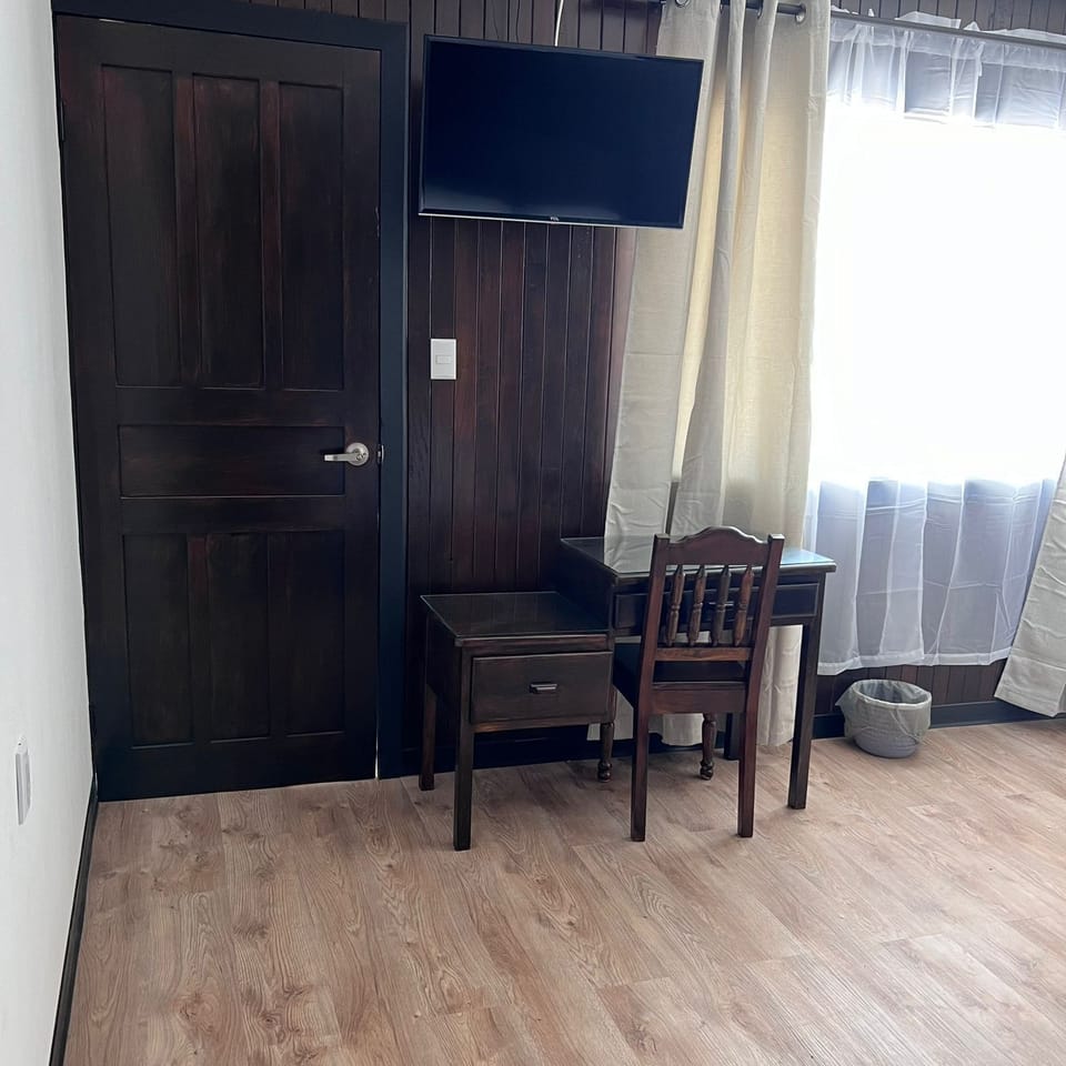 Comfort Room | Desk, WiFi (free), bed sheets
