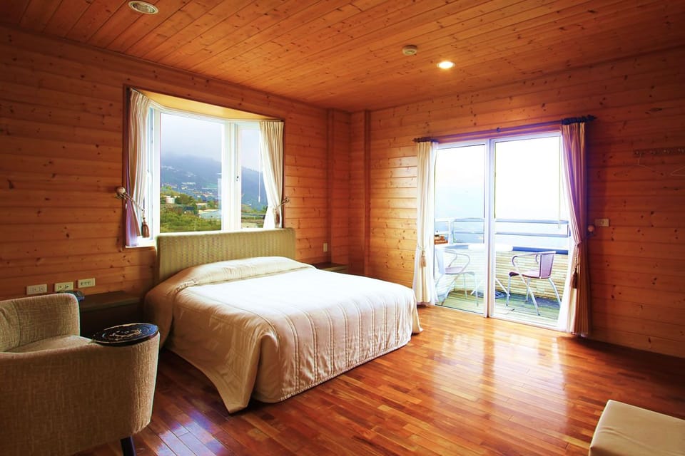 Double Room, Mountain View | Blackout drapes, free WiFi, bed sheets