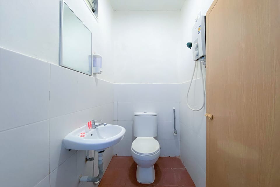 Shower, bidet, towels, soap