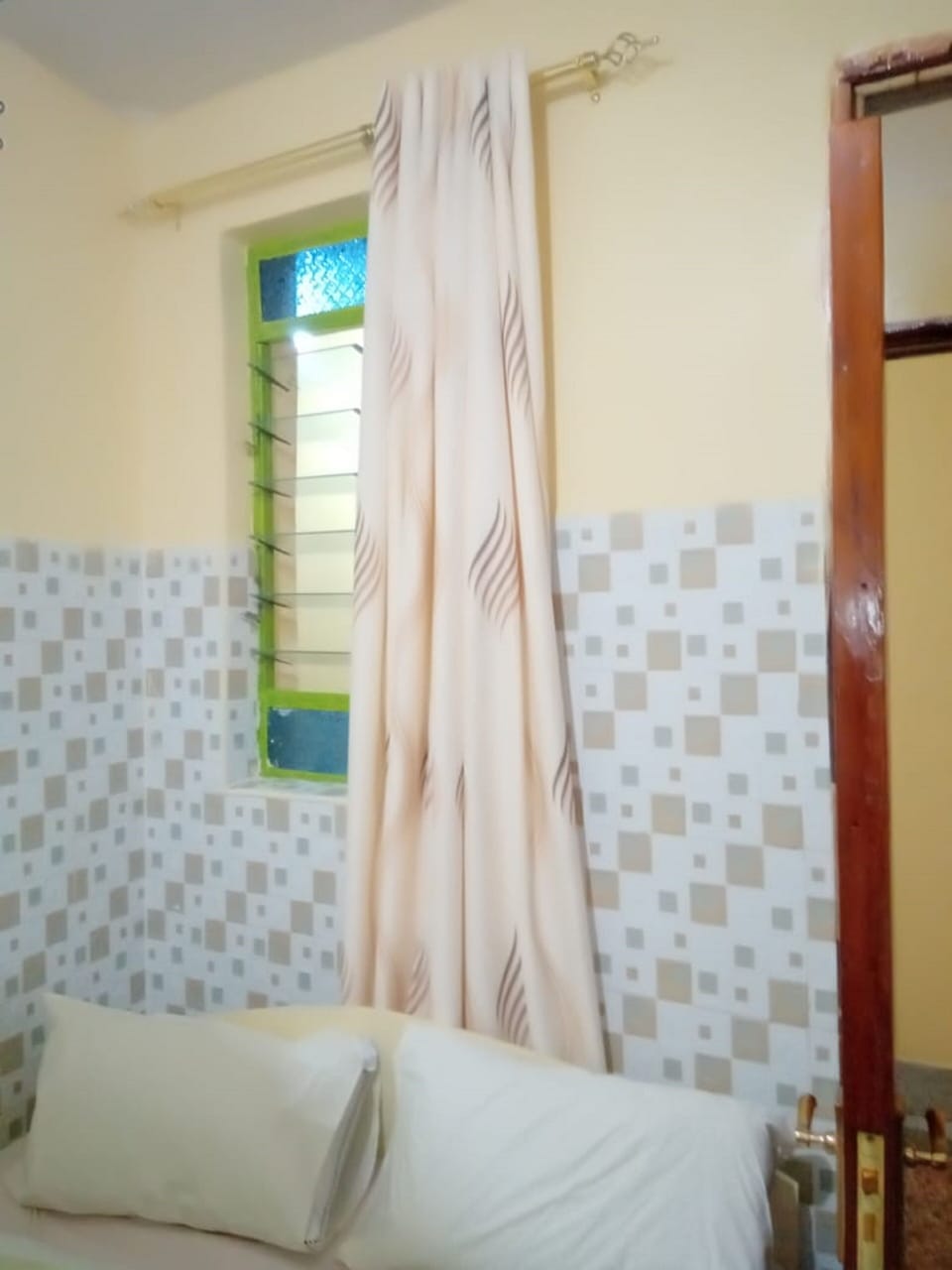 Basic Single Room | Laptop workspace, free WiFi, bed sheets
