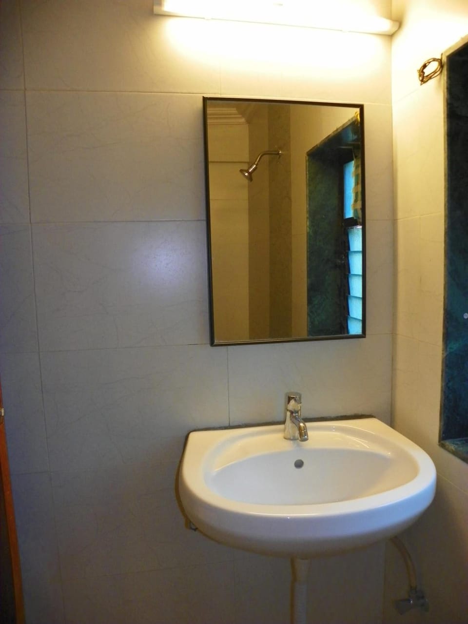 Shower, free toiletries, towels