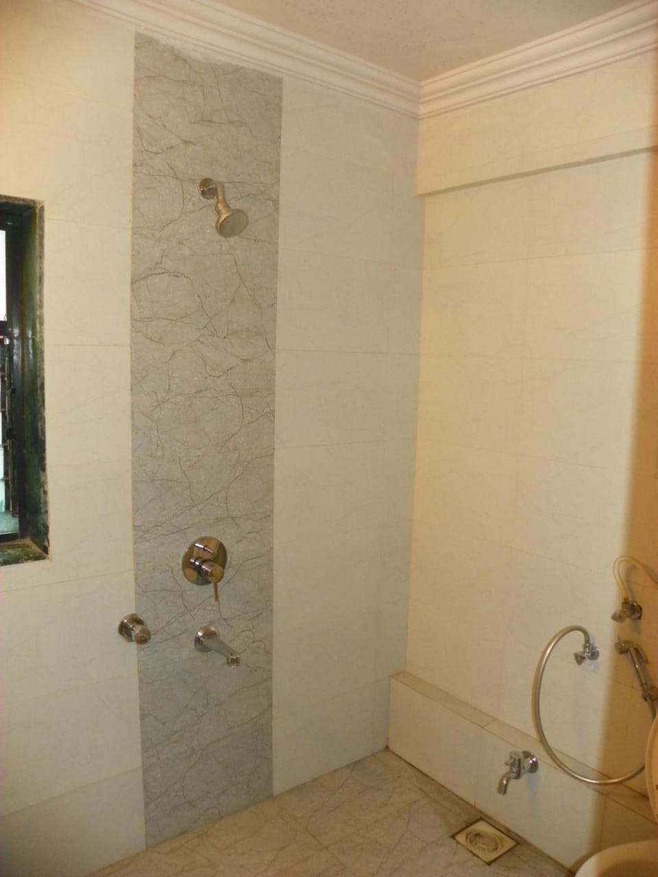 Shower, free toiletries, towels