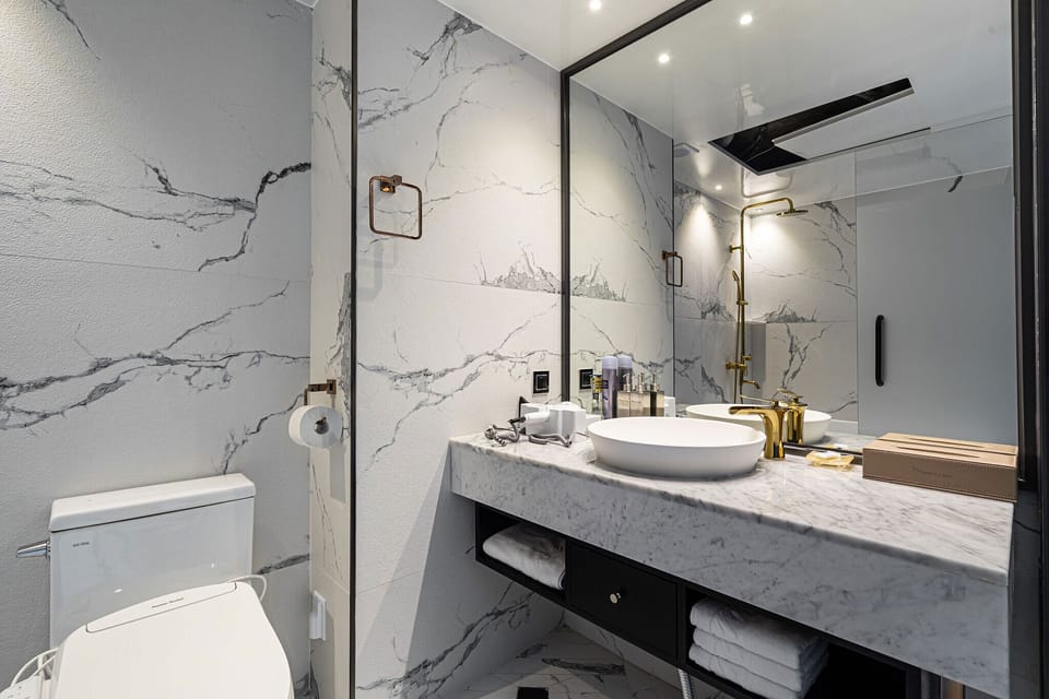 Deluxe Room A | Bathroom | Free toiletries, hair dryer, bathrobes, bidet