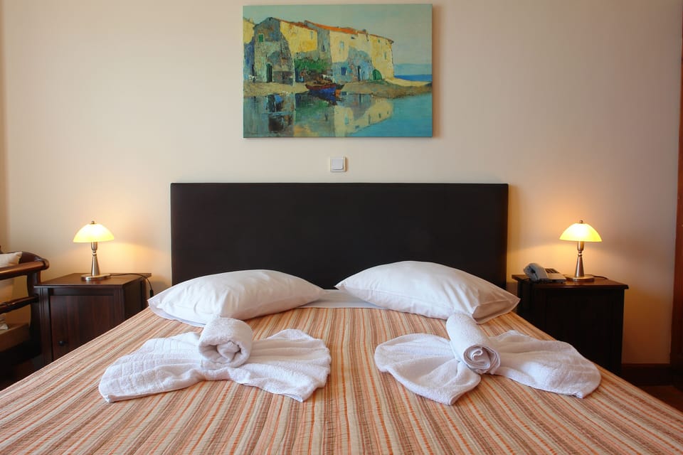 Double or Twin Room, Sea View | In-room safe, desk, blackout drapes, WiFi (free)