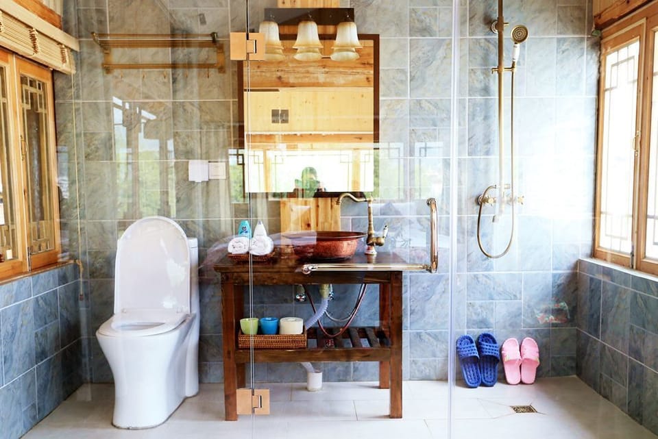 Double Room | Bathroom | Free toiletries, hair dryer, slippers, towels