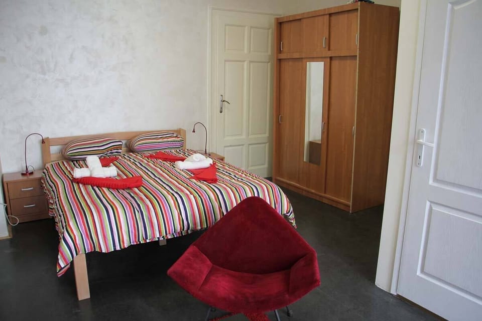 Blackout drapes, free WiFi, bed sheets