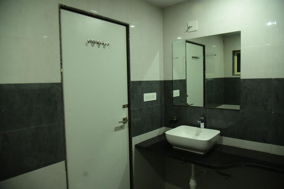 Shower, free toiletries, towels