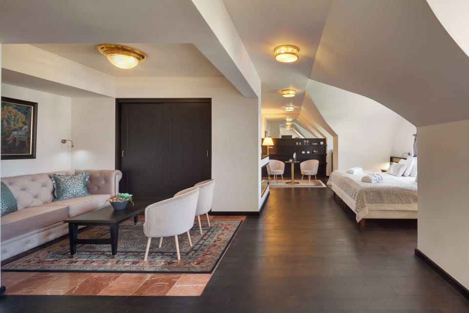 Senior Suite | Hypo-allergenic bedding available, minibar, in-room safe, desk