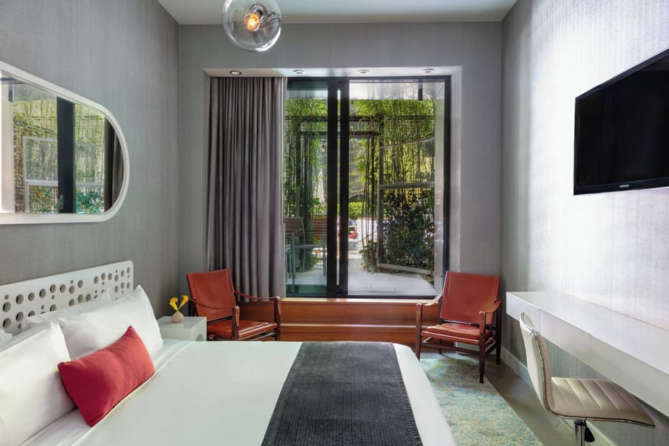 Room, 1 King Bed, Pool Access (Roll-In Shower, Gold) | Minibar, in-room safe, desk, laptop workspace