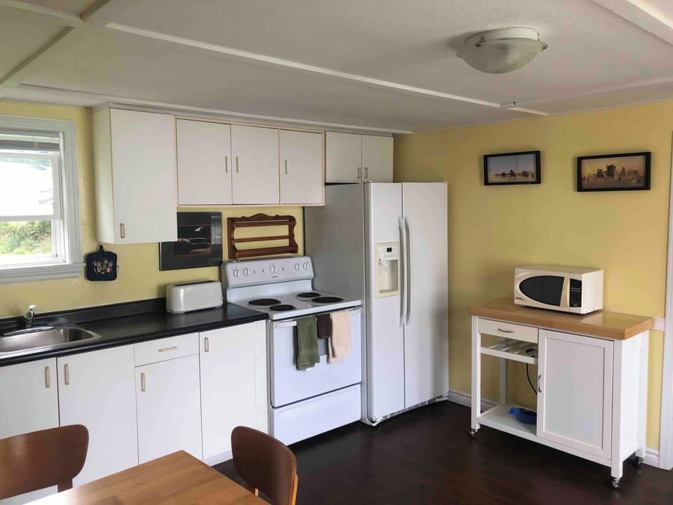 Comfort Suite | Living area | Flat-screen TV
