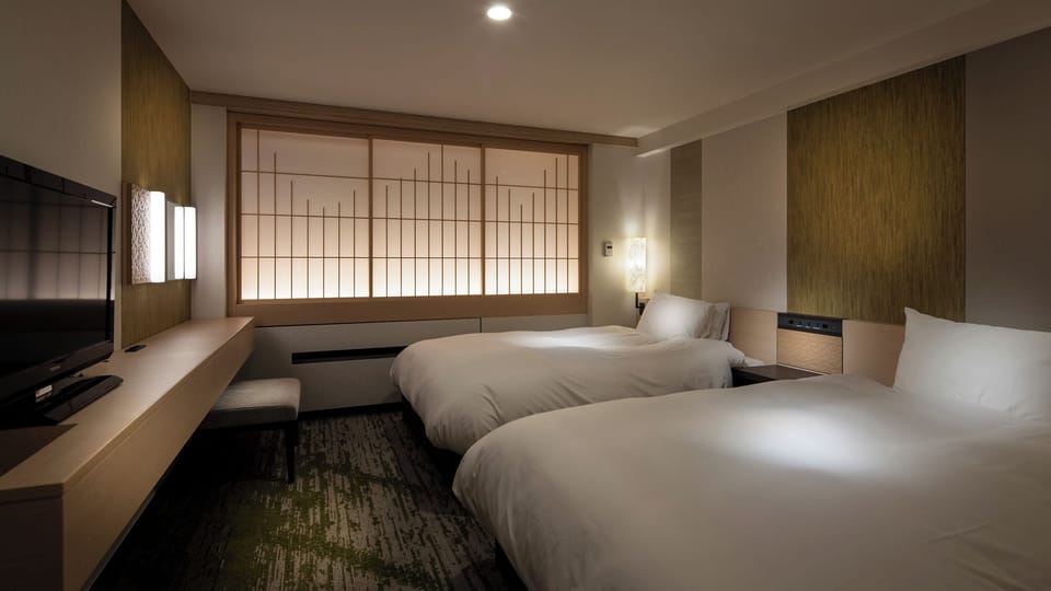 Down comforters, in-room safe, desk, blackout drapes