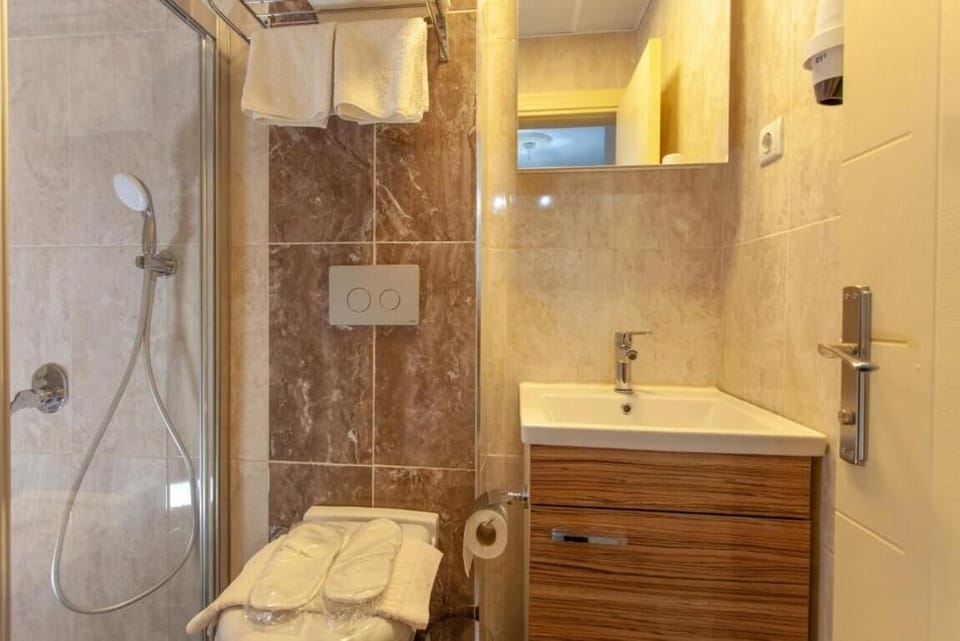 Deluxe Double Room | Bathroom | Combined shower/tub, jetted tub, free toiletries, hair dryer