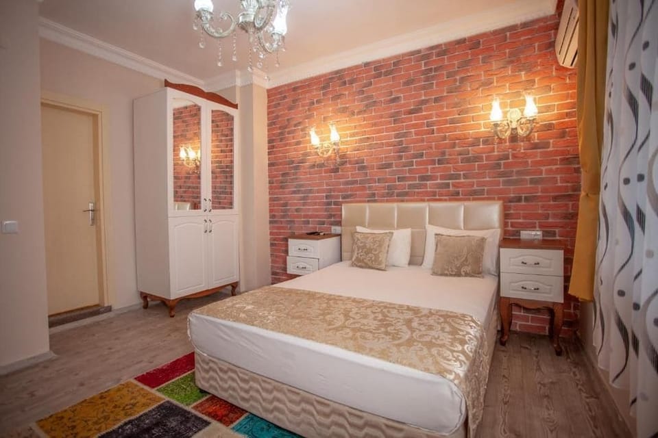 Classic Double Room | Premium bedding, in-room safe, desk, blackout drapes