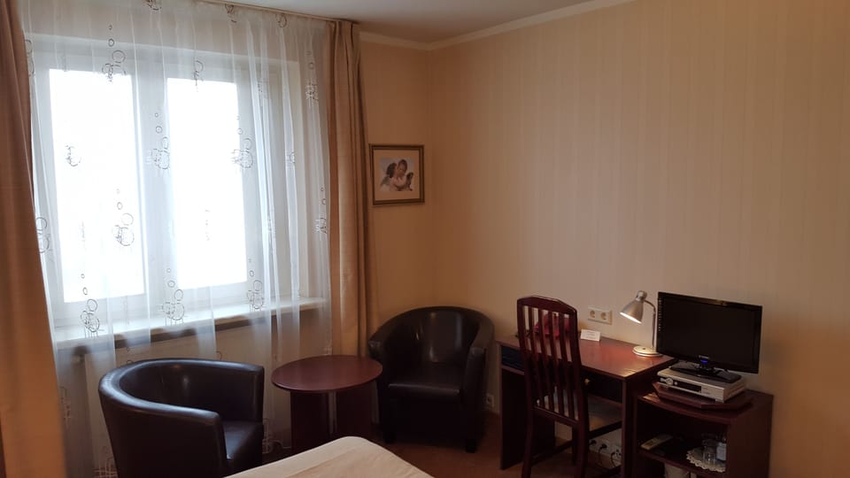 Double Room | Desk, blackout drapes, soundproofing, iron/ironing board (on request)