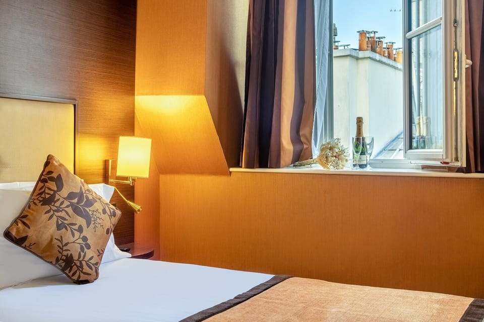 Executive Double or Twin Room, City View | Minibar, in-room safe, desk, soundproofing