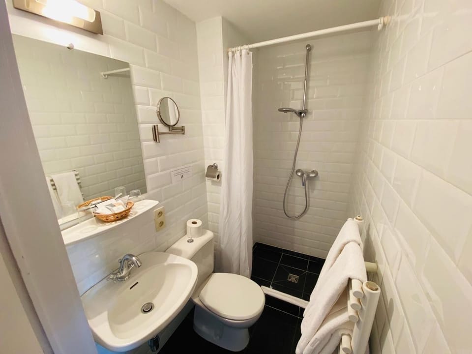 Combined shower/tub, deep soaking tub, free toiletries, hair dryer