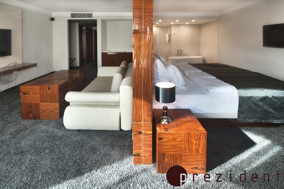 Junior Room, 1 King Bed, Microwave | Minibar, in-room safe, free WiFi, bed sheets