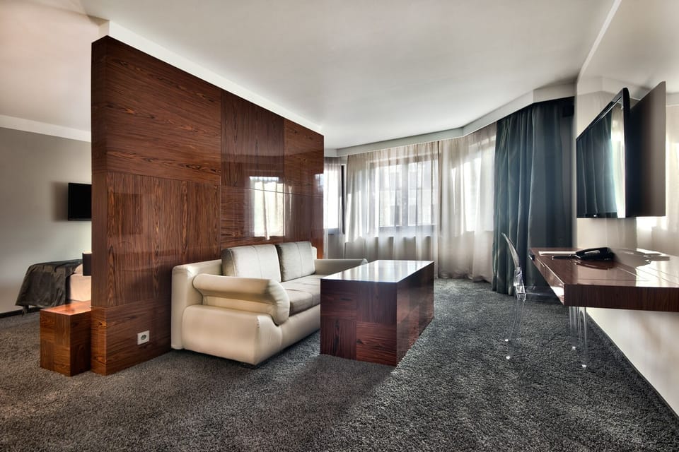 Junior Room, 1 King Bed, Microwave | Minibar, in-room safe, free WiFi, bed sheets