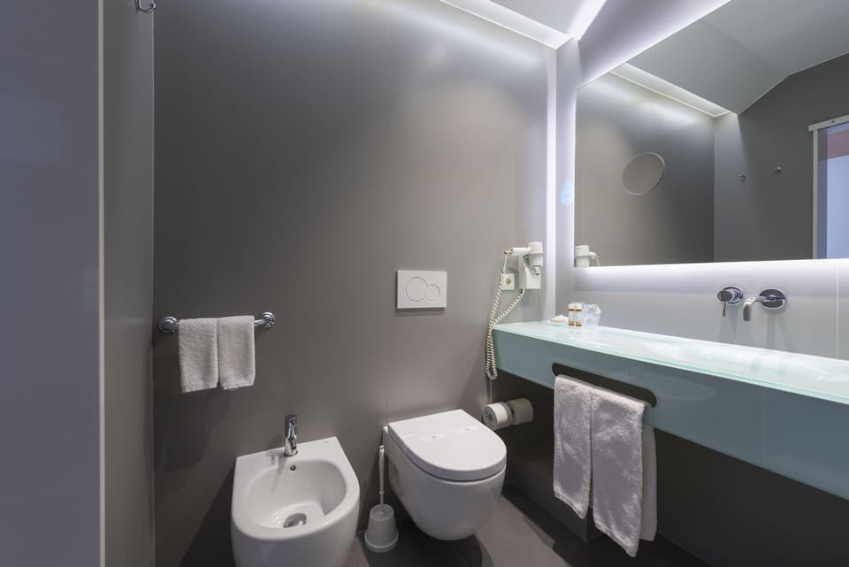 Shower, rainfall showerhead, free toiletries, hair dryer