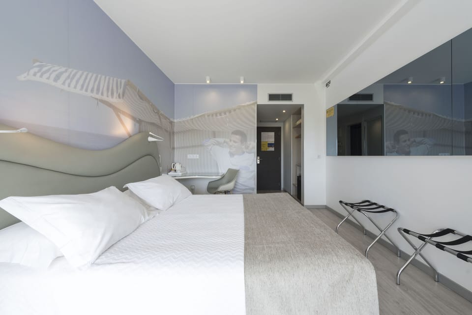 Deluxe Double Room, 1 Queen Bed | Minibar, in-room safe, desk, soundproofing