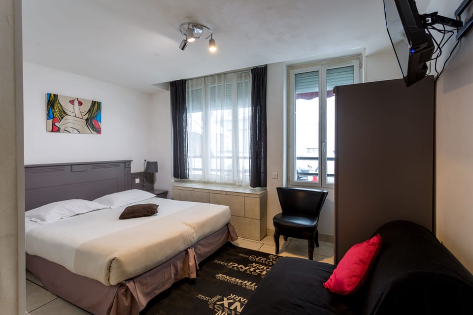 In-room safe, desk, soundproofing, free WiFi