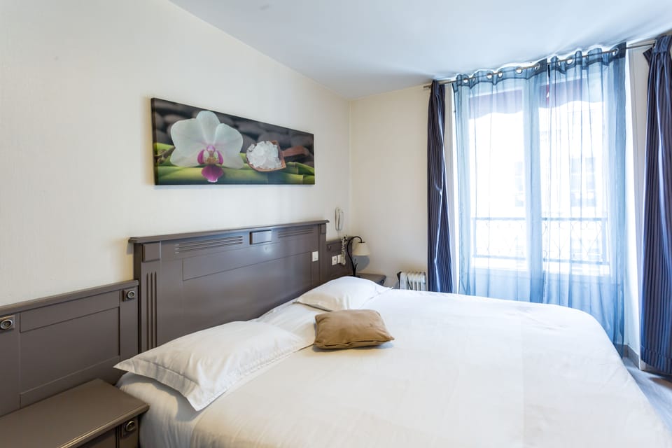 In-room safe, desk, soundproofing, free WiFi